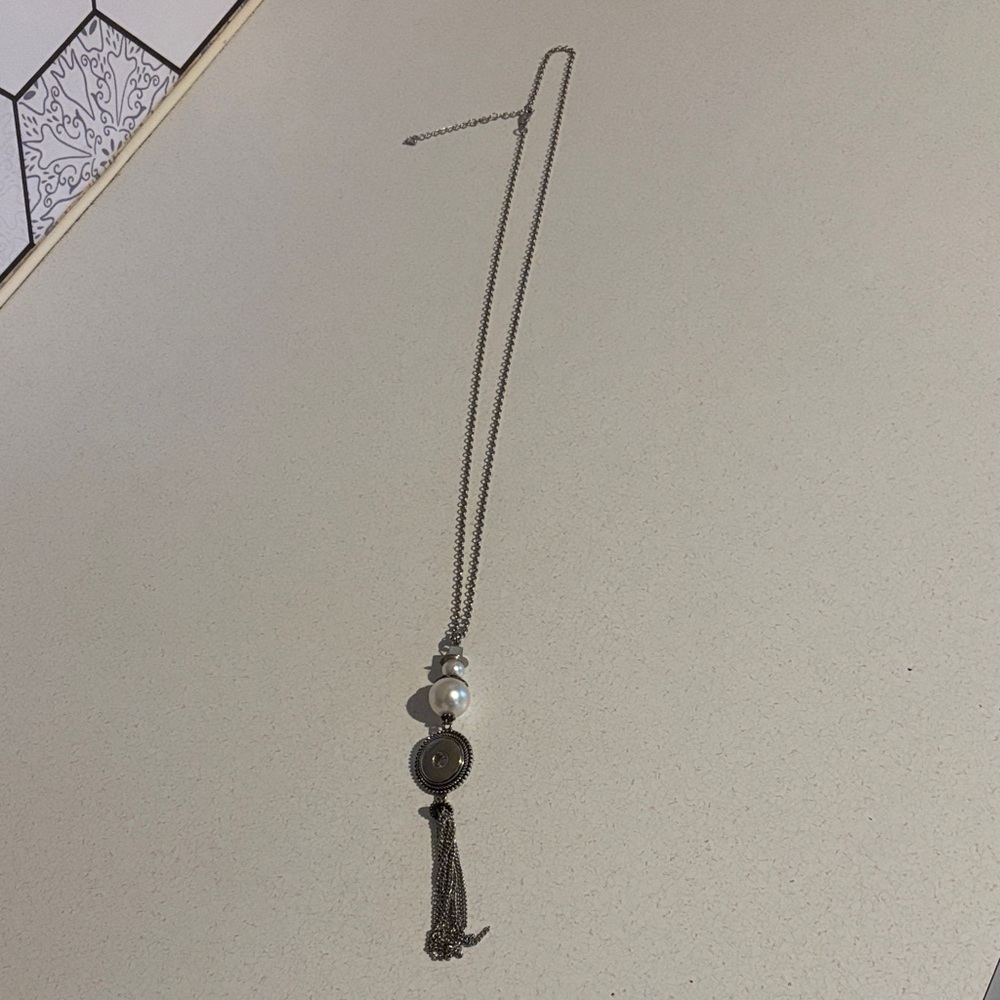 Elegant Silver Snap Pendant Necklace